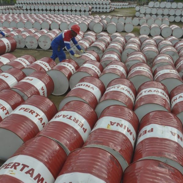 Dua pekerja menata drum berisi plumas (oli) milik PT. Pertamina di Kota Sorong, Papua Barat, Kamis (12/6). Pertamina menigkatkan pasokan plumas di Papua seiring kebutuhan untuk industri dan masyarakat yang saat ini terus mengalami peningkatan. ANTARA FOTO/Saptono/Spt/14